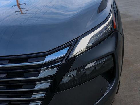 Used 2025 Nissan Rogue SL image 10