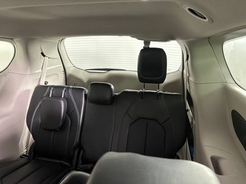 Certified 2024 Chrysler Pacifica Touring-L FWD image 15