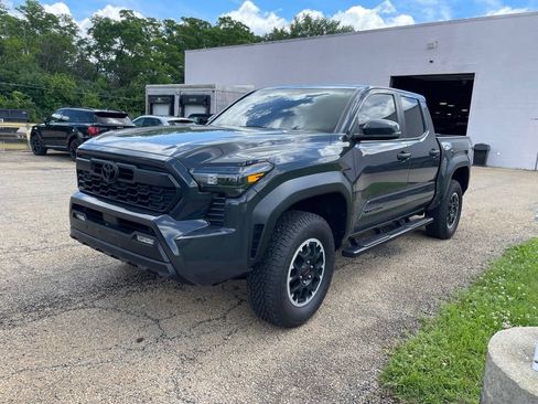 Used 2025 Toyota Tacoma TRD Off-Road w/ TRD Off Road Upgrade Package AWD/4WD image 2