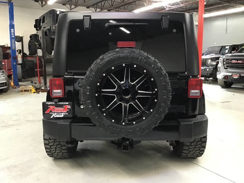 Used 2017 Jeep Wrangler Unlimited Sahara w/ Connectivity Group image 6