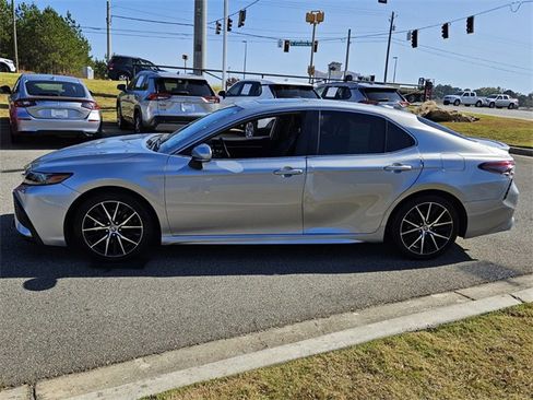 Used 2023 Toyota Camry SE image 4