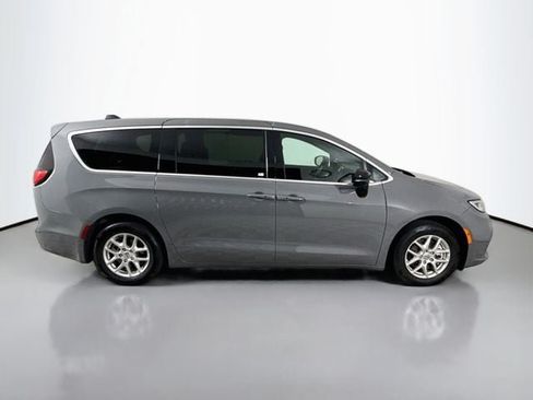 Used 2025 Chrysler Pacifica Select FWD image 9