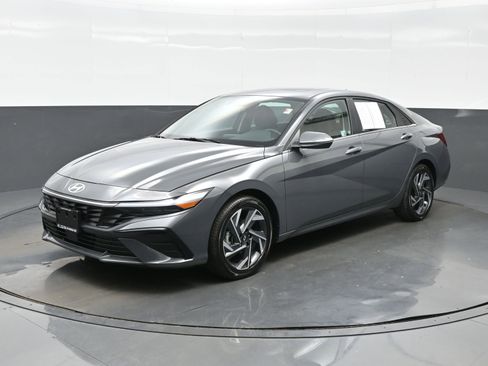 Used 2025 Hyundai Elantra Limited FWD image 2