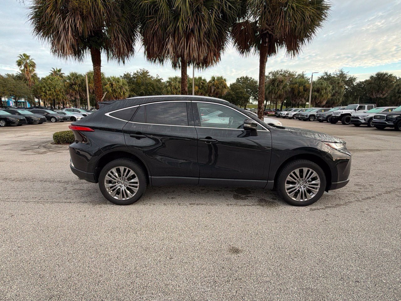 Used 2024 Toyota Venza XLE AWD/4WD image 4