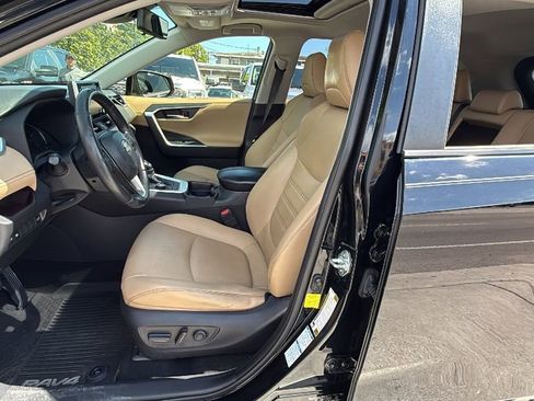 Used 2019 Toyota RAV4 Limited AWD/4WD image 23