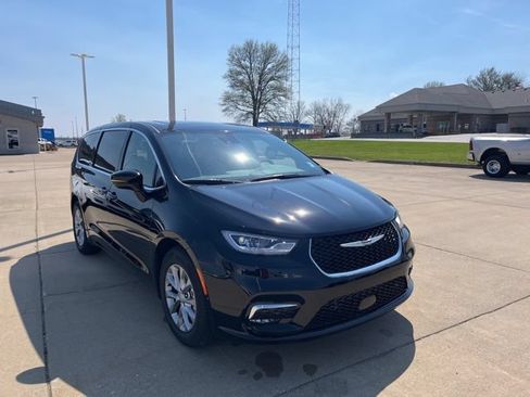New 2026 Chrysler Pacifica Limited FWD image 3
