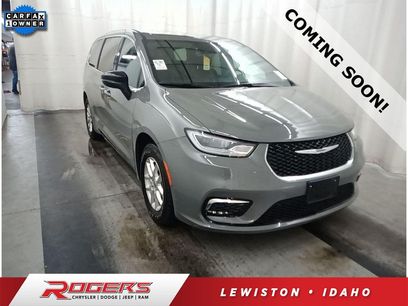 Used 2025 Chrysler Pacifica Select