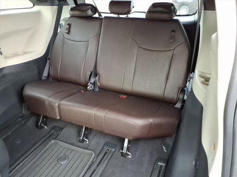 Certified 2023 Toyota Sienna Platinum image 12