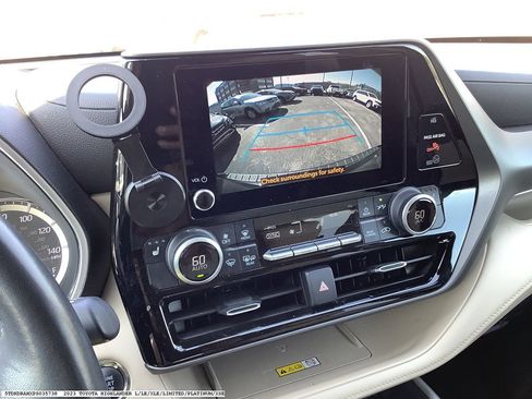 Used 2023 Toyota Highlander XLE image 9
