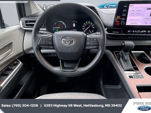 Used 2024 Toyota Sienna LE image 5