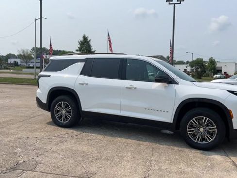 Used 2024 Chevrolet Traverse LT FWD image 2