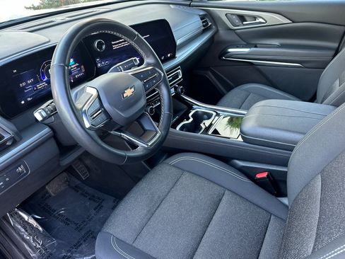 Used 2024 Chevrolet Traverse LT image 9