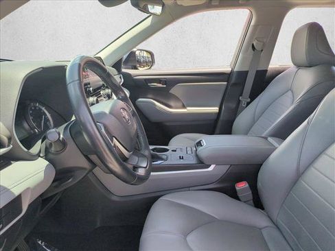 Used 2022 Toyota Highlander XLE FWD image 16