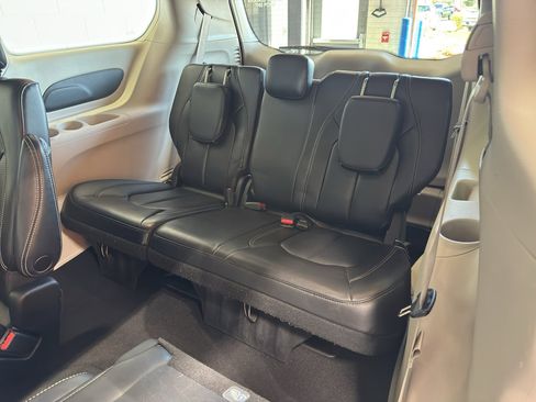 Used 2023 Chrysler Pacifica Touring-L image 12