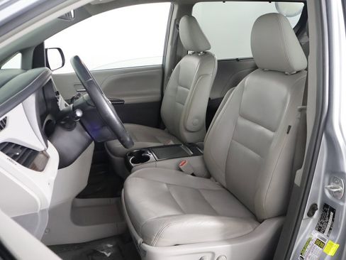 Used 2017 Toyota Sienna XLE w/ XLE Navigation Package image 24