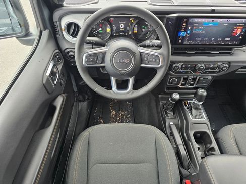 Used 2025 Jeep Wrangler Unlimited Sahara AWD/4WD image 31