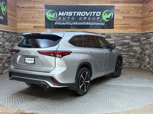 Used 2022 Toyota Highlander XSE AWD/4WD image 11