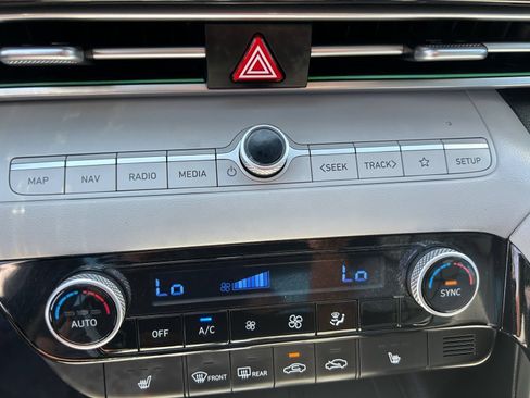 Used 2025 Hyundai Elantra Limited FWD image 25