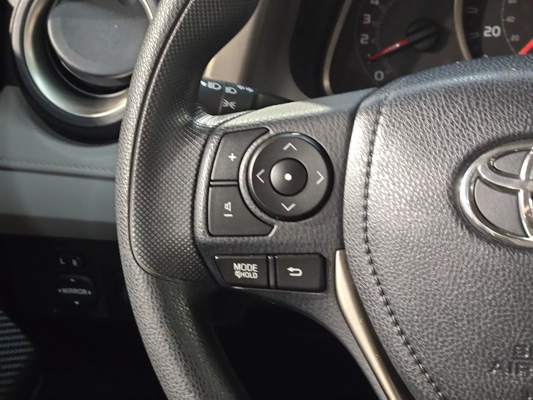 Used 2015 Toyota RAV4 LE FWD image 26