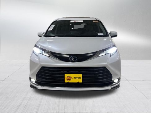 Used 2022 Toyota Sienna XLE AWD/4WD image 2