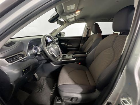 Used 2023 Toyota Highlander LE FWD image 14