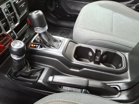 Used 2024 Jeep Wrangler Unlimited image 11