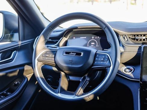 Certified 2025 Jeep Grand Cherokee Laredo X image 16