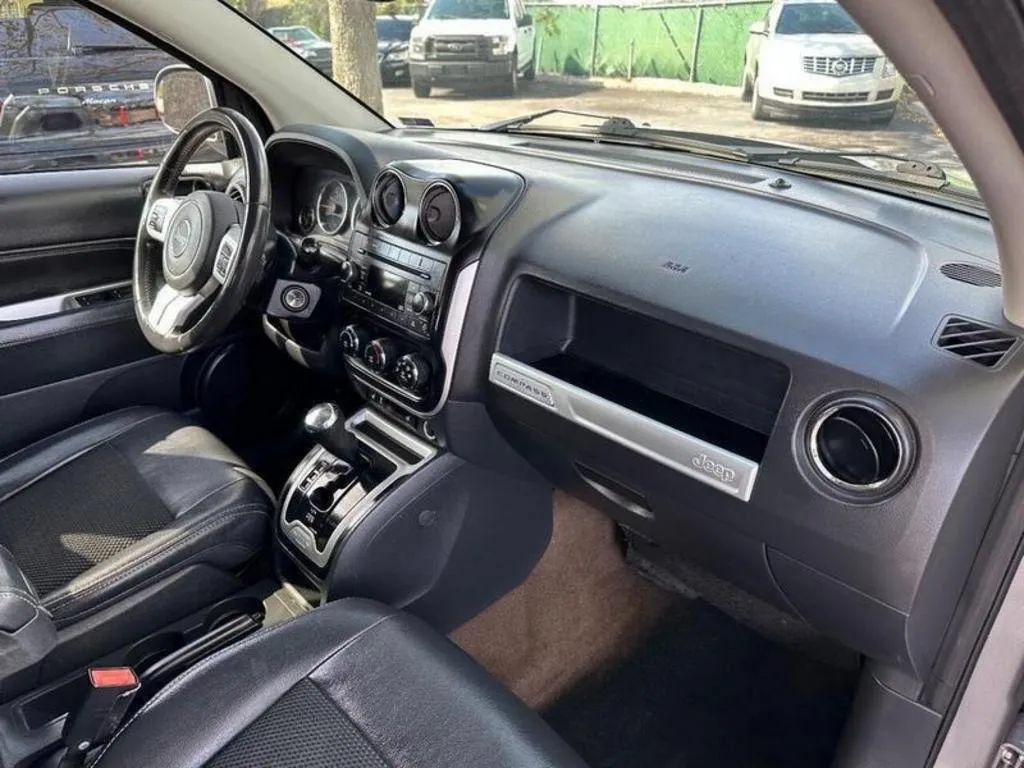 Used 2016 Jeep Compass Latitude FWD image 30