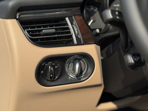 Certified 2025 Porsche Macan AWD/4WD image 23