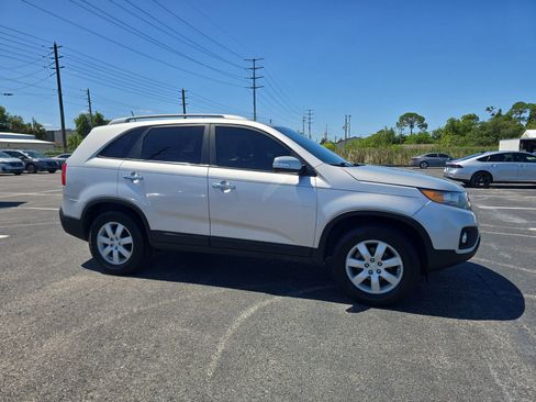 Used 2011 Kia Sorento 2WD w/ Convenience Pkg image 2