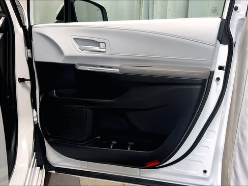 Used 2025 Toyota Sienna LE image 12