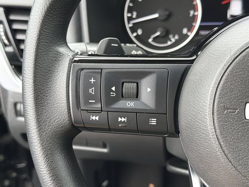 Used 2022 Nissan Rogue SV image 26