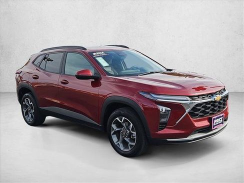 Used 2025 Chevrolet Trax LT FWD image 3