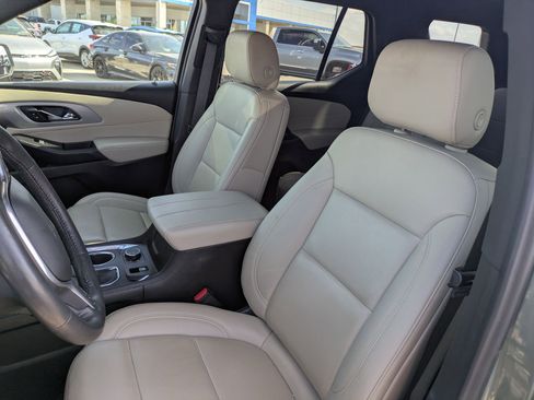 Used 2022 Chevrolet Traverse LT w/ LT Premium Package image 10