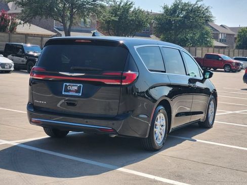 Used 2025 Chrysler Pacifica Select FWD image 14
