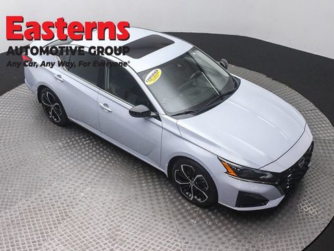 Used 2023 Nissan Altima 2.5 SR w/ SR Premium Package FWD image 3