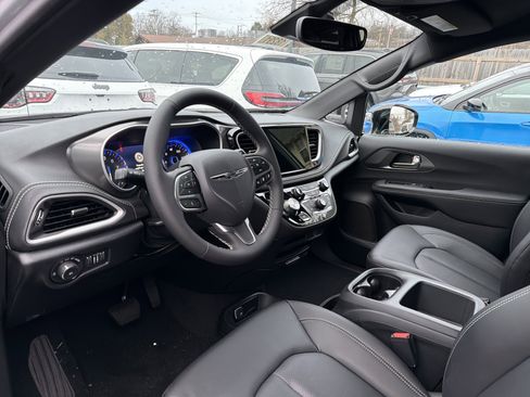 New 2026 Chrysler Pacifica Select image 8