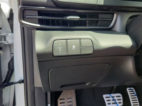 Certified 2025 Hyundai Elantra Sport image 11