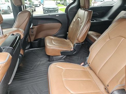 Used 2018 Chrysler Pacifica Limited w/ Advanced Safetytec Group FWD image 29