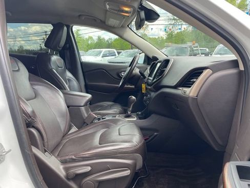 Used 2016 Jeep Cherokee Trailhawk w/ Leather Interior Group AWD/4WD image 17