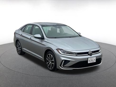 Used 2025 Volkswagen Jetta SE image 3