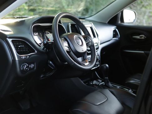 Used 2020 Jeep Cherokee Latitude Plus AWD/4WD image 9