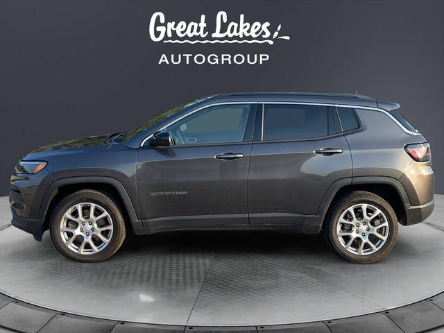 Used 2023 Jeep Compass Latitude w/ Sun and Sound Group AWD/4WD image 2