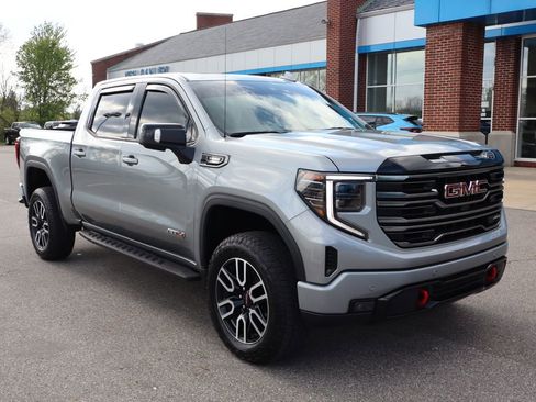 Used 2025 GMC Sierra 1500 AT4 w/ AT4 Premium Package AWD/4WD image 4