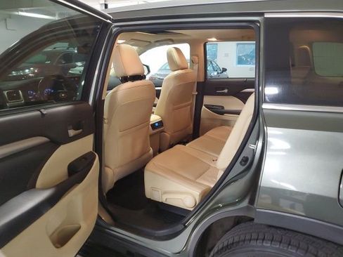 Used 2015 Toyota Highlander XLE image 23