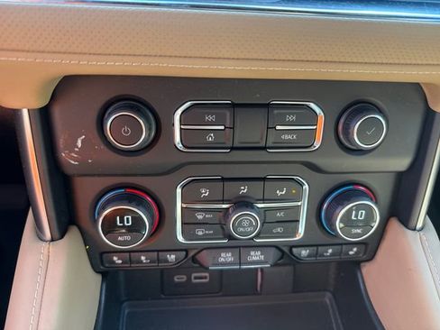 Used 2024 Chevrolet Suburban Premier AWD/4WD image 24