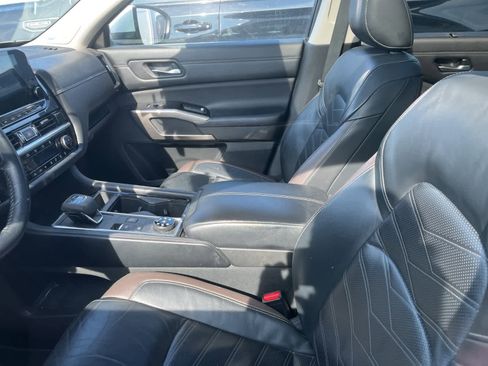 Used 2022 Nissan Pathfinder Platinum image 29