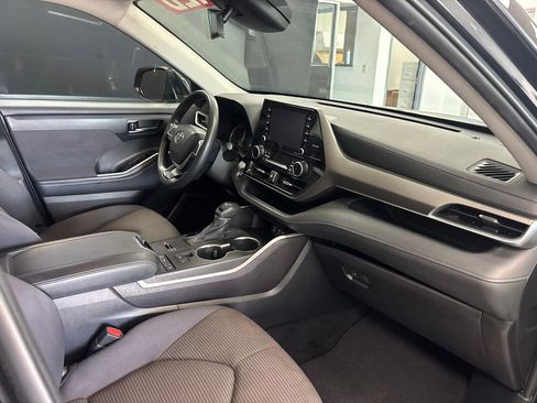 Used 2022 Toyota Highlander L FWD image 12