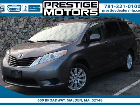 Used 2011 Toyota Sienna LE image 1