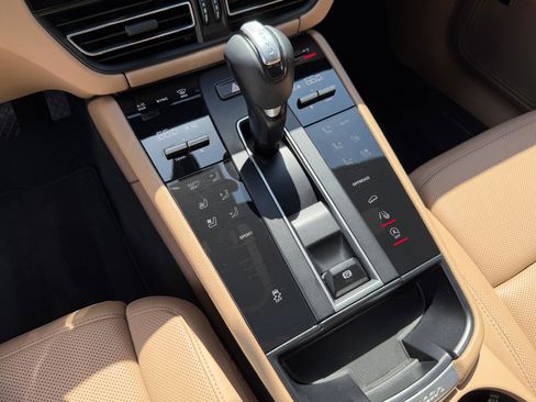 Used 2022 Porsche Macan AWD/4WD image 38